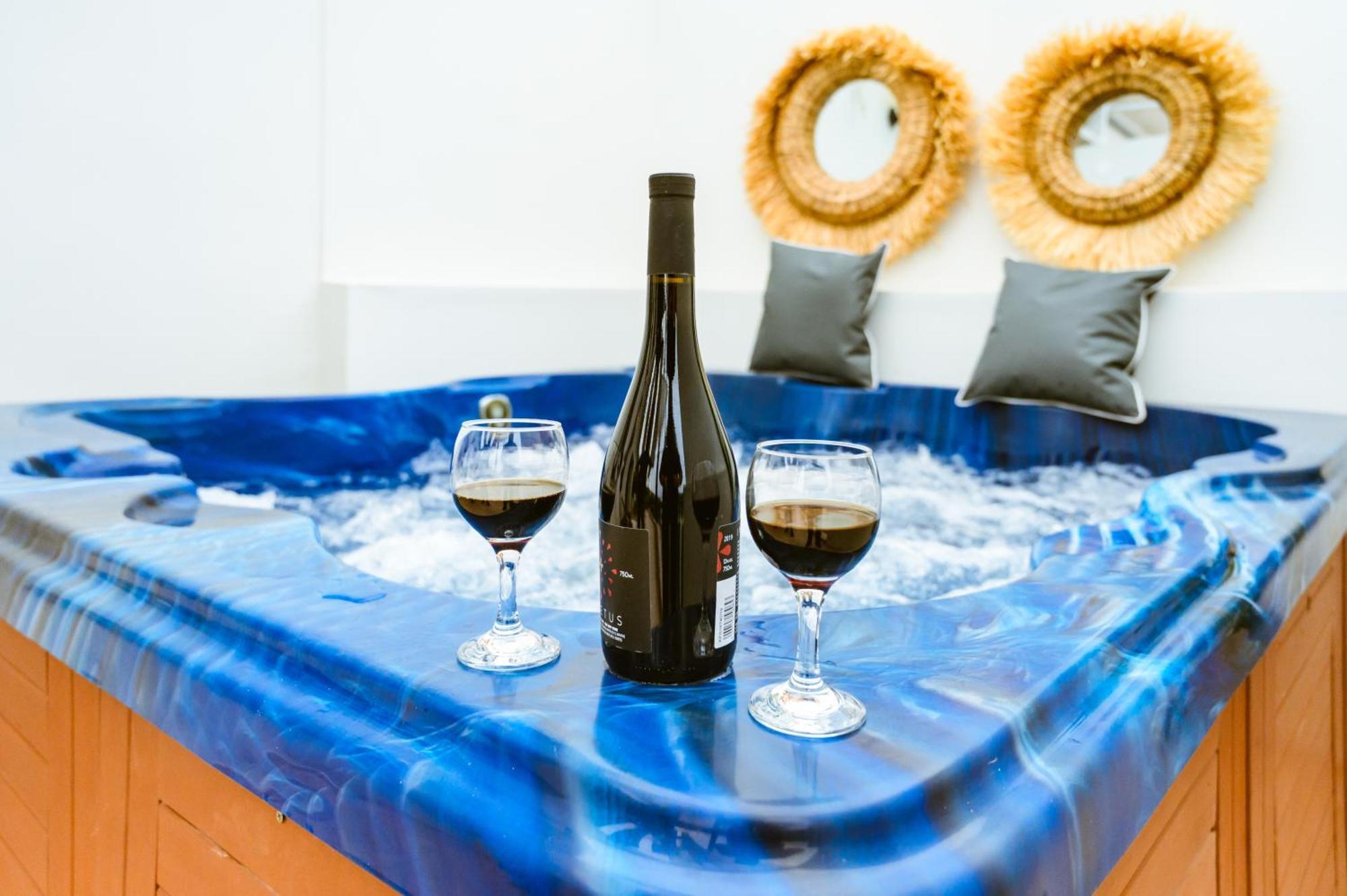 Erotokritos Deluxe With Jacuzzi